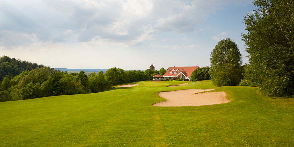 Blick aufs Clubhaus des Golfclubs